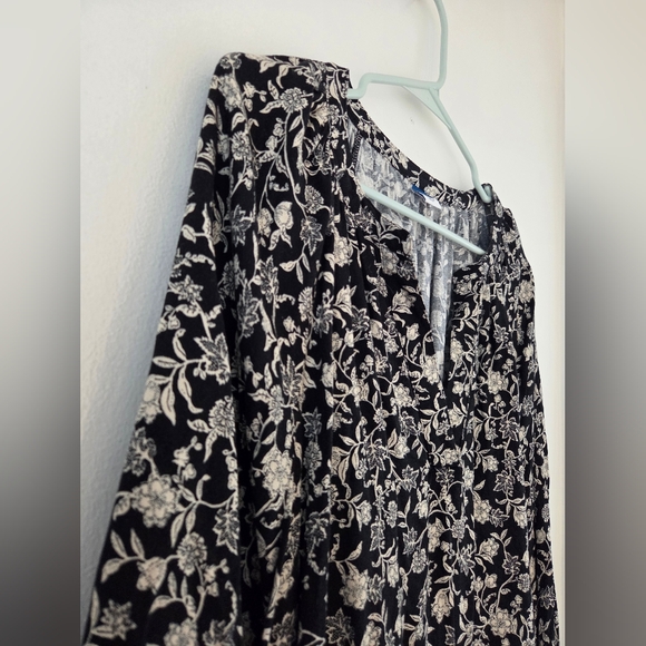 Old Navy Floral Black and White Women's Top - Picture 3 of 4